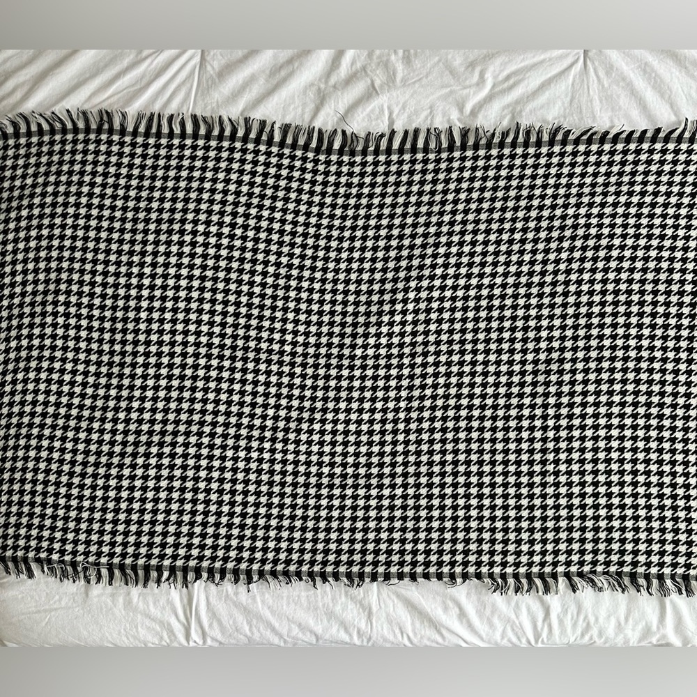 ✨ SOLD ✨ EUC Akira Chicago Red Label Black White Houndstooth Fringe Long Scarf - Picture 3 of 8